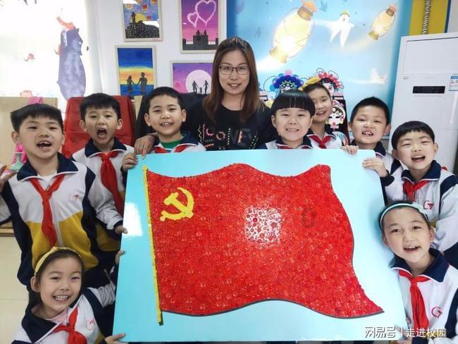 清炖鸡汤是一道传统的中式汤品，味道鲜美，营养丰富