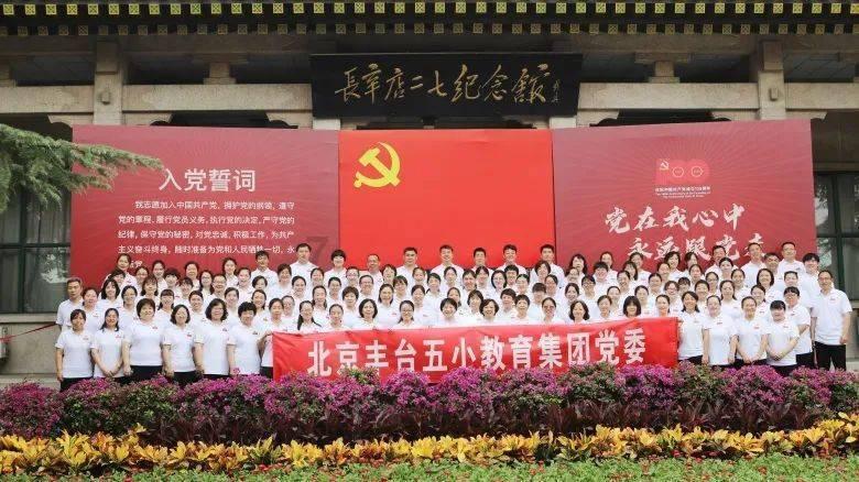沙滩游玩的女孩们